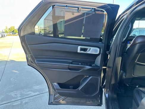 Used 2020 Ford Explorer Platinum w/ Premium Technology Package image 19