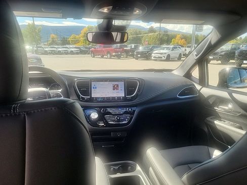 New 2026 Chrysler Pacifica Select image 14