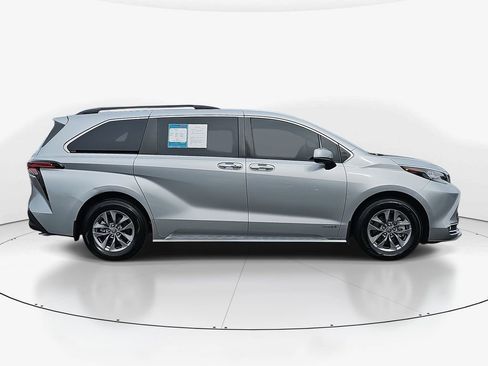 Used 2021 Toyota Sienna XLE image 3