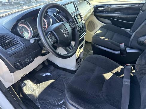 Used 2019 Dodge Grand Caravan SE w/ UConnect Hands-Free Group image 20