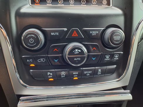 Used 2019 Jeep Grand Cherokee Laredo RWD image 9