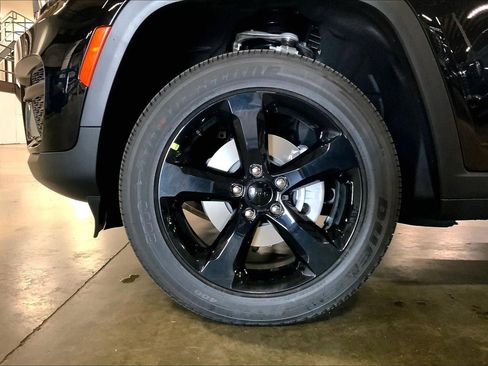 New 2025 Jeep Grand Cherokee Altitude image 11