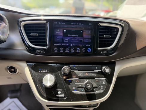 Used 2017 Chrysler Pacifica Touring-L image 15