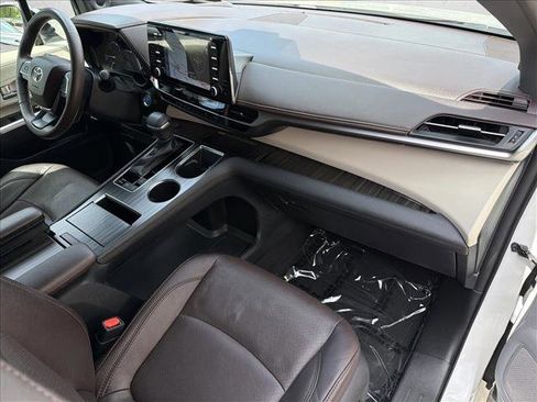 Used 2021 Toyota Sienna Platinum AWD/4WD image 28