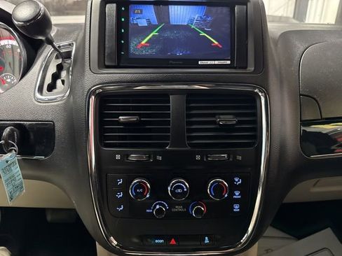 Used 2019 Dodge Grand Caravan SXT image 8