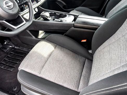 Used 2023 Nissan Rogue SV image 14