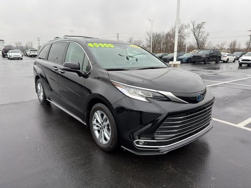 Used 2023 Toyota Sienna Limited image 8