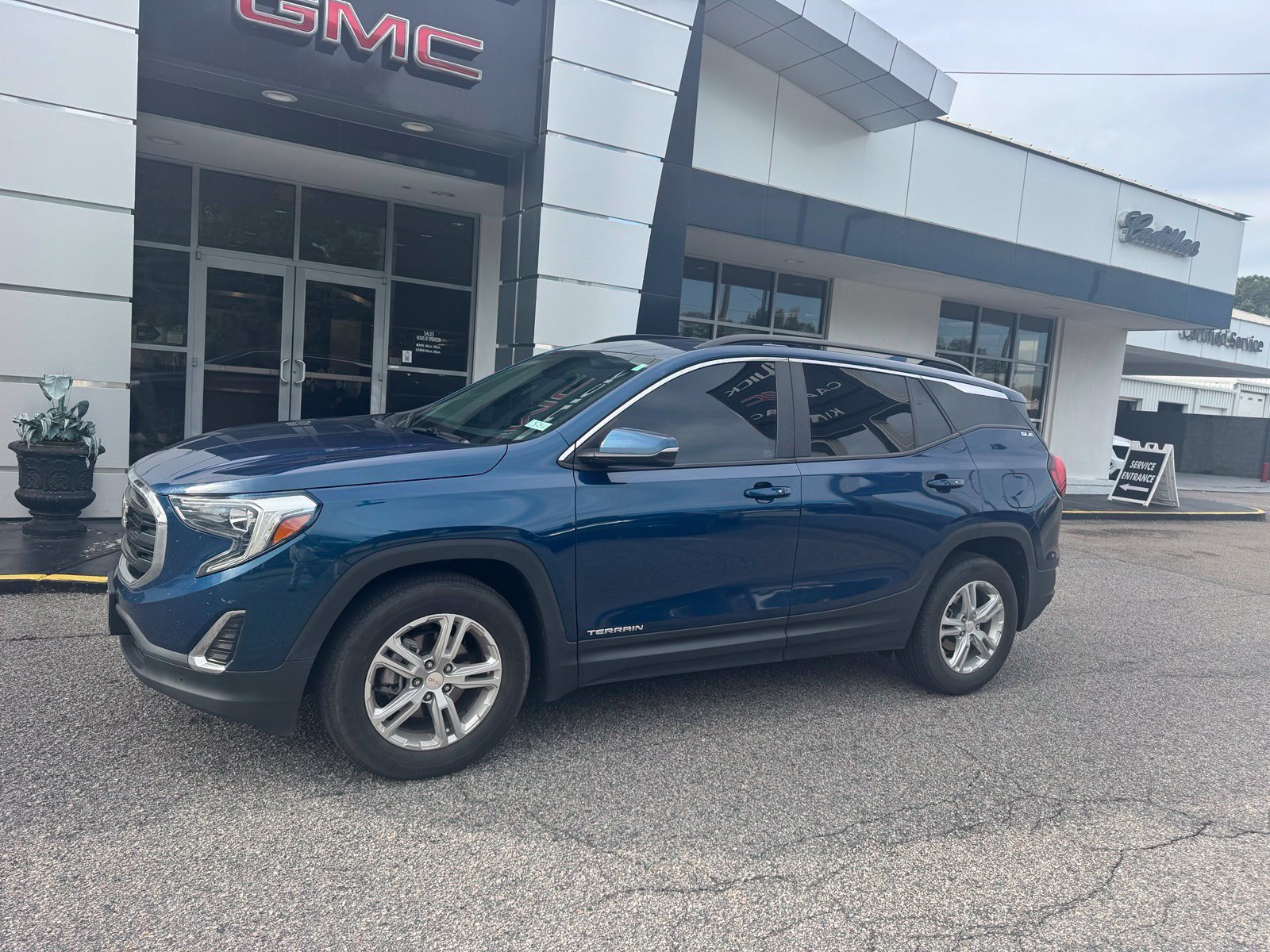 Used 2021 GMC Terrain SLE w/ Driver Convenience Package FWD image 2