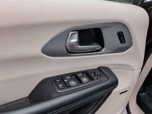 Used 2020 Chrysler Pacifica Limited w/ Advanced Safetytec Group image 12