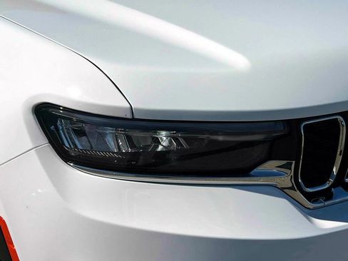 Certified 2025 Jeep Grand Cherokee Laredo image 9