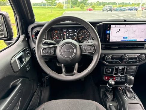 Used 2025 Jeep Wrangler Unlimited Rubicon AWD/4WD image 19