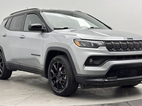Used 2022 Jeep Compass Latitude FWD image 3