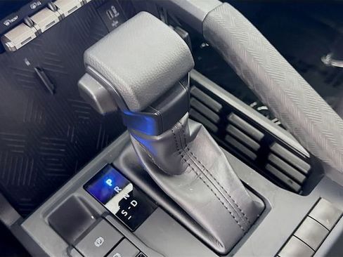 Certified 2025 Toyota Tacoma SR5 AWD/4WD image 16