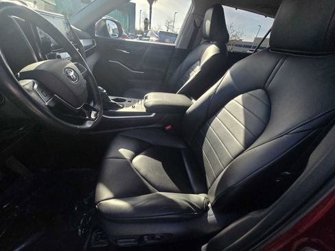 Used 2020 Toyota Highlander XLE image 24