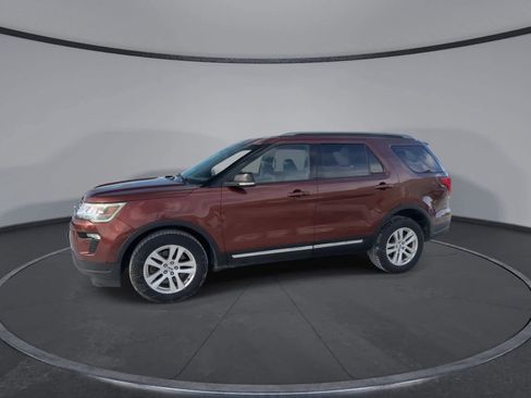 Used 2018 Ford Explorer XLT w/ Equipment Group 202A image 4