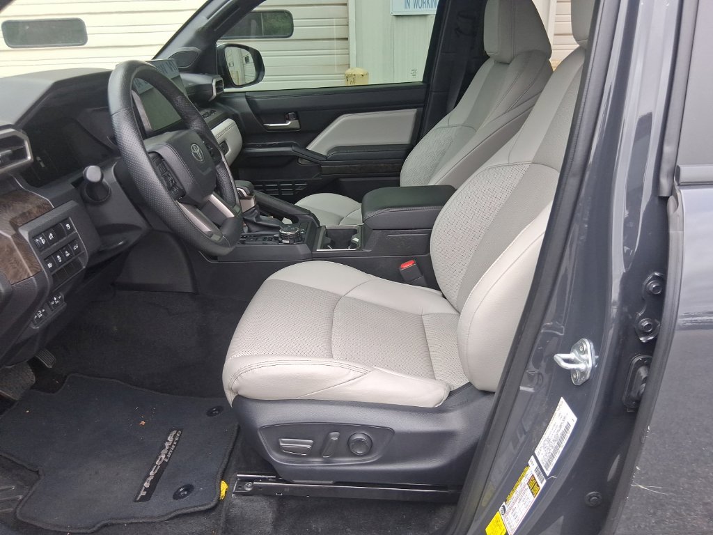 Used 2024 Toyota Tacoma Limited AWD/4WD image 9