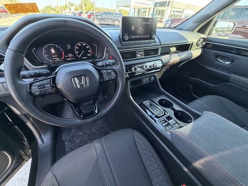 Used 2025 Honda Pilot Sport image 19