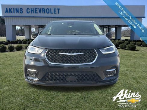 Used 2024 Chrysler Pacifica Touring-L FWD image 3