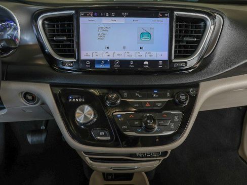Used 2023 Chrysler Pacifica Touring-L FWD image 13