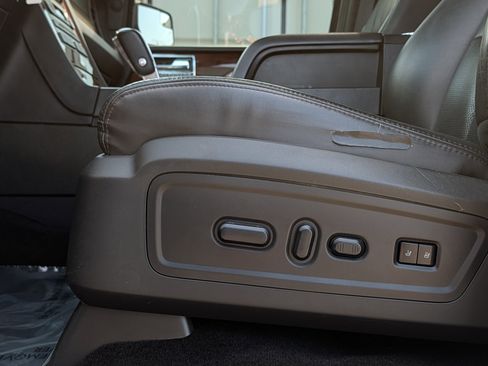 Used 2014 Lincoln Navigator 2WD image 24