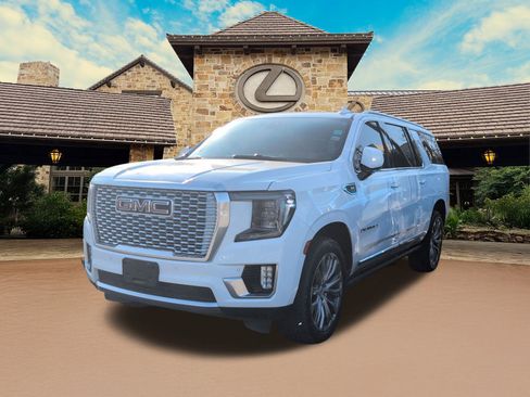 Used 2022 GMC Yukon XL Denali w/ Denali Premium Package image 4