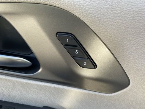 Used 2023 Chrysler Pacifica Touring-L image 14