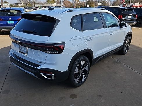 New 2026 Volkswagen Taos SE image 5