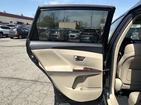 Used 2015 Toyota Venza LE image 16