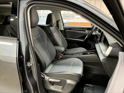 Used 2025 Volkswagen Tiguan SE w/ Panoramic Sunroof Package image 9