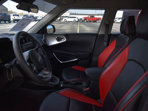 Used 2023 Kia Soul LX w/ LX Technology Package image 14