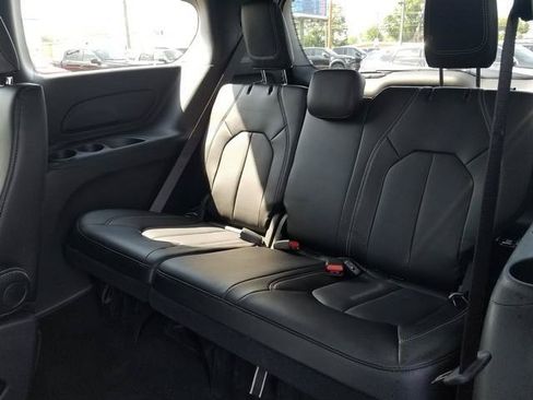 Used 2025 Chrysler Pacifica Select FWD image 16