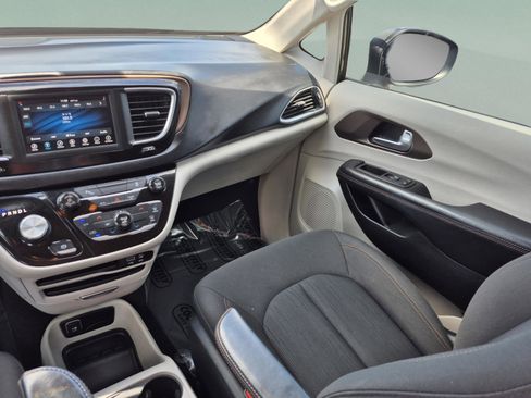 Used 2018 Chrysler Pacifica L FWD image 13