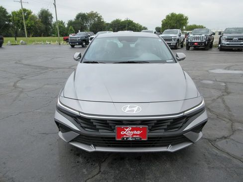 Used 2025 Hyundai Elantra SE FWD image 11