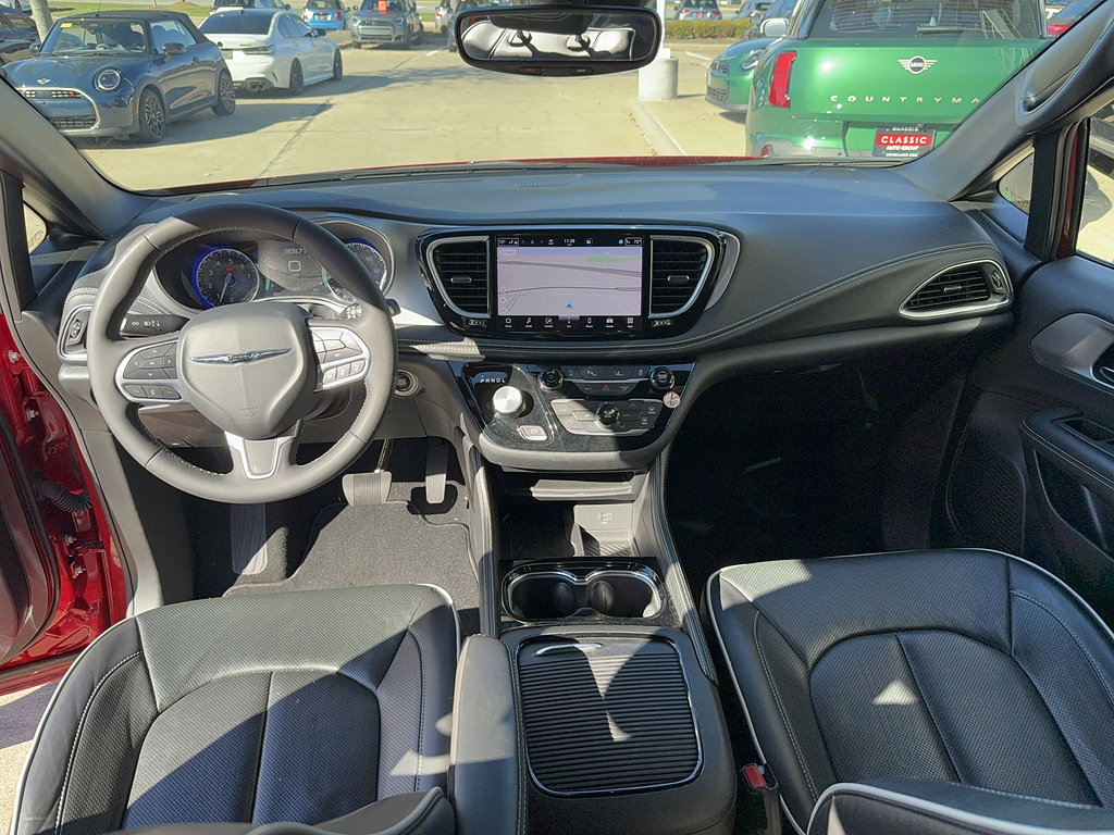 Used 2026 Chrysler Pacifica Limited FWD image 8
