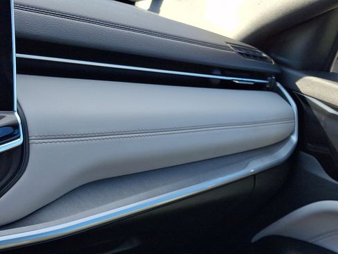 Used 2024 Jeep Compass Limited image 31