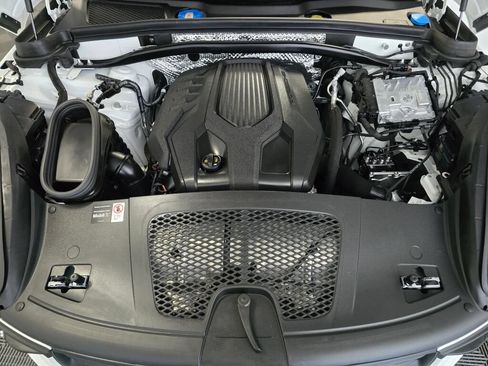 Certified 2026 Porsche Macan AWD/4WD image 11