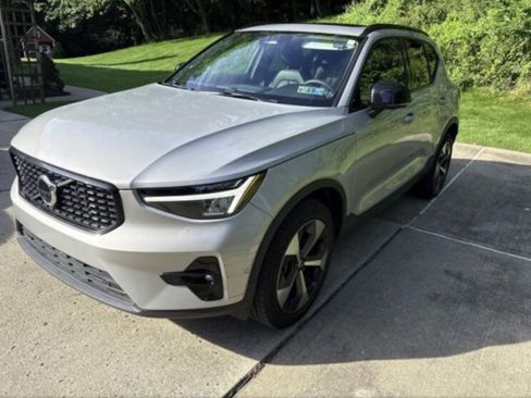 Used 2024 Volvo XC40 B5 Plus w/ Climate Package AWD/4WD image 1