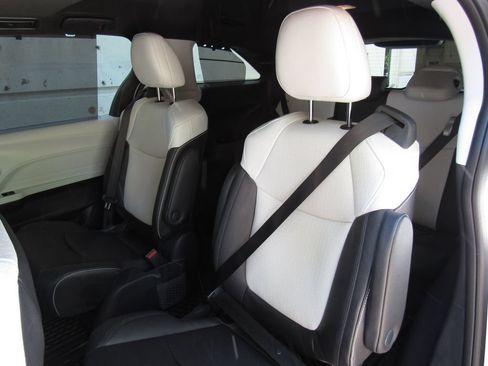 Used 2026 Toyota Sienna XSE AWD/4WD image 17