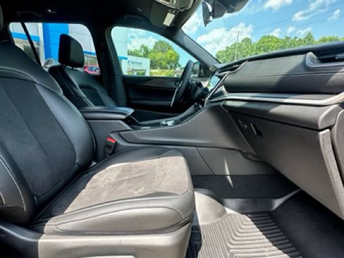 Used 2025 Jeep Grand Cherokee Altitude RWD image 26