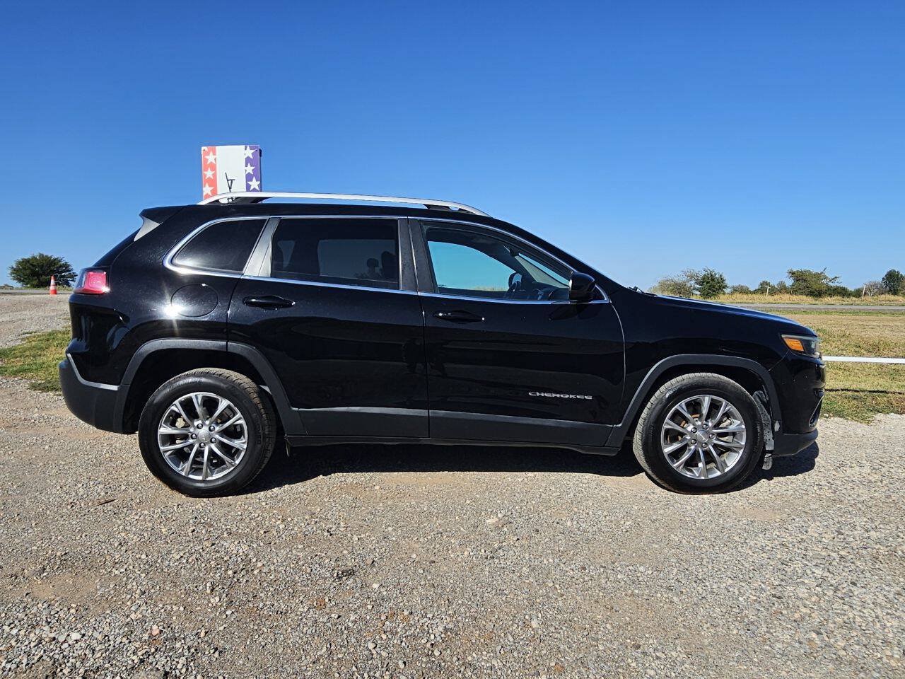 Used 2019 Jeep Cherokee Latitude Plus w/ Comfort/Convenience Group FWD image 5