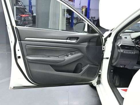 Used 2019 Nissan Altima 2.5 SV image 14