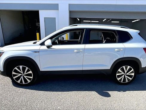 Certified 2023 Volkswagen Taos SE image 8