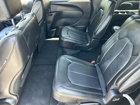 Used 2025 Chrysler Pacifica Select FWD image 16