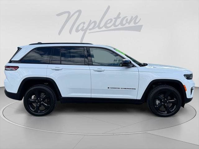 Certified 2023 Jeep Grand Cherokee Limited w/ Black Appearance Package AWD/4WD image 7