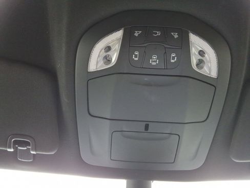 Used 2023 Chrysler Pacifica Touring image 19
