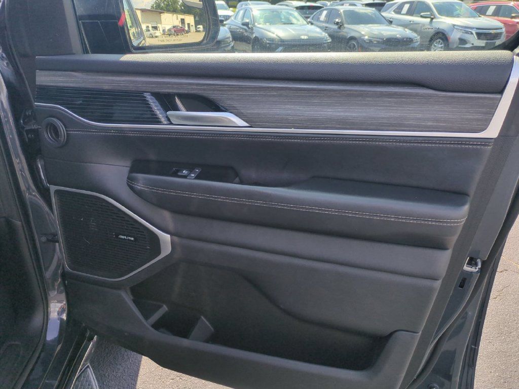 Used 2024 Jeep Wagoneer L Series II w/ Flexible Seating Group AWD/4WD image 35