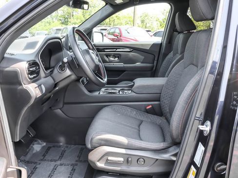 Used 2025 Honda Pilot Sport image 4
