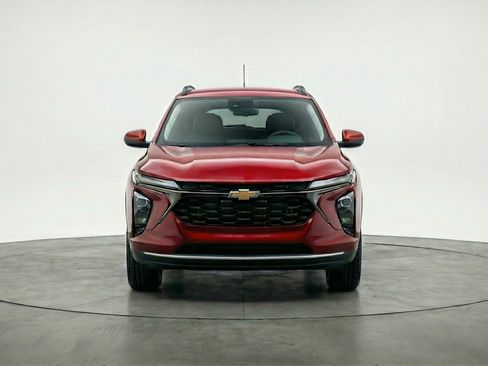 Used 2025 Chevrolet Trax LT FWD image 2