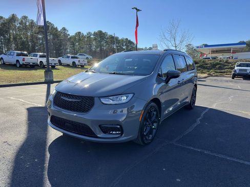 Used 2023 Chrysler Pacifica Touring-L w/ S Appearance Package image 7