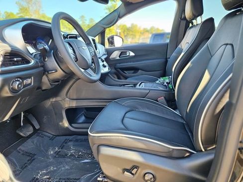 New 2026 Chrysler Pacifica Limited image 7